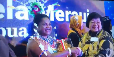 Menteri KLH Menyerahkan Penghargaan Kalpataru kepada Perempuan Papua