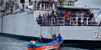 KRI Malahayati-362 Selamatkan Perahu Nelayan di Perairan Salawati 