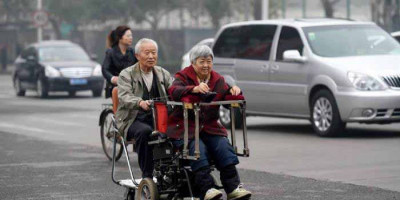 Kakek & Nenek Bersama Kursi Roda Mereka