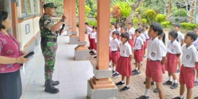 Babinsa ini Rela Rogoh Kocek Pribadi Demi Pacu Semangat Pelajar