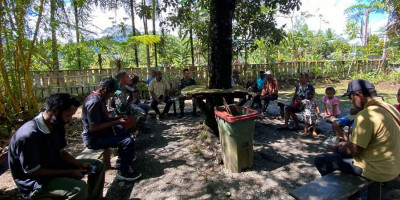 Keakraban Satgas Yonif Raider 200/BN Dengan Jemaat Gereja Setelah Kegiatan Ibadah