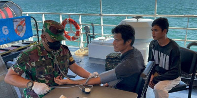Bakamla RI Jemput Dua Nelayan Indonesia yang Terdampar di  Malaysia