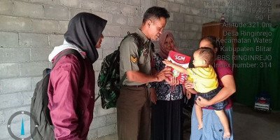Babinsa Koramil Wates Dampingi Pemberian Bantuan Susu Kepada Anak Berisiko Stunting