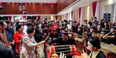 Saksikan MoU Ganjar dan Koster, Megawati Contohkan Cara Bermain Alat Musik Tradisional Bali