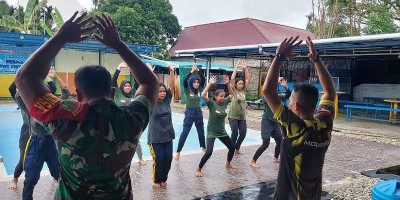 Babinsa Koramil 1710-02/Timika Latih Renang Dasar Siswa-Siswi SMA Taruna Timika