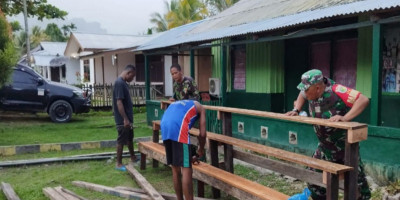 Hijaukan Kantor, Anggota Koramil 1708-04/Supiori Selatan Membuat Rak Budidaya Sayur di Polybag