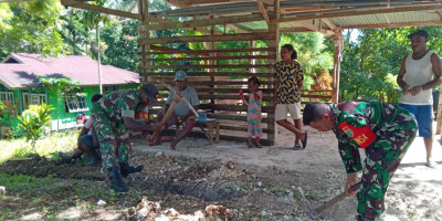 Babinsa Posramil Biak Timur Bantu Warga Gali Tanah untuk Pasang Pipa Saluran Air Bersih