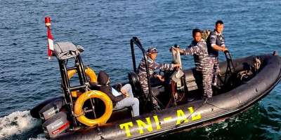 Prajurit TNI AL KRI Sampari-628 Beri Pertolongan Korban Kecelakaan Kerja di Laut