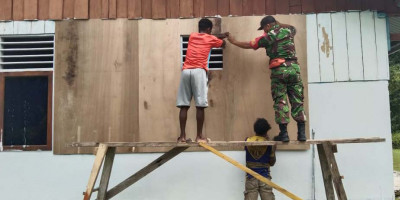 Ciptakan Kebersamaan, Babinsa Koramil Supiori Utara Bantu Pemasangan Dinding Rumah Warga
