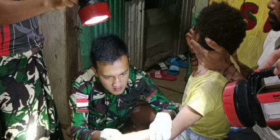Kesigapan Satgas Yonif 143/TWEJ  Tangani Luka Warga Tatakra