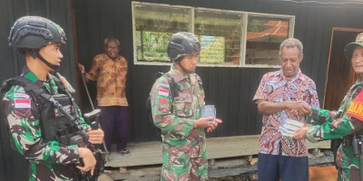 Satgas Yonif Raider 200/BN Bagikan Alkitab di Sekolah Alkitab Bogo