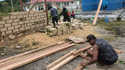 Ringankan Beban, Babinsa Biak Utara Bantu Bangun Rumah Warga Binaan