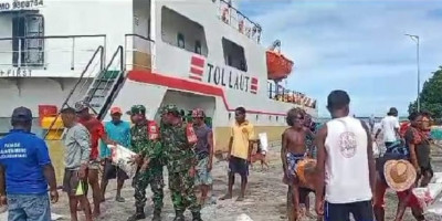 Pendistribusian Beras dari Bapanas untuk Warga Distrik Kepulauan Aimando Didampingi Babinsa
