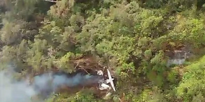 TNI Bantu Evakuasi Korban Kecelakaan Pesawat Semuwa Air di  Papua