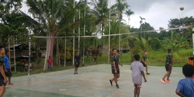 Eratkan Komunikasi dan Tingkatkan Kebugaran, Satgas Yonif 143/TWEJ Gelar Olahraga di Perbatasan