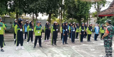 Terapkan Disiplin di Sekolah, Babinsa Koramil Sanankulon Ajarkan Peraturan Baris Berbaris