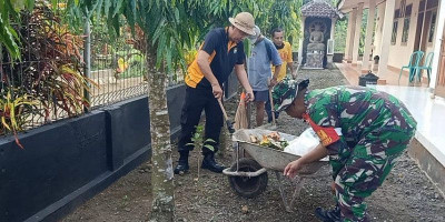 Babinsa Koramil Panggungrejo Laksanakan Kerja Bakti Bersihkan Vihara