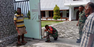 Babinsa Posramil Biak Timur Bersama Warga Kerja Bakti Pengecatan Gereja Bait-El Aryom Soryar