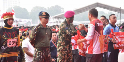 Wadan Kormar Bersama Prajurit Korps Marinir Meriahkan Bhayangkara Fun Walk