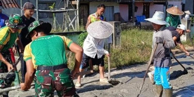 Mempermudah Akses Jalan, Satgas Yonarmed 10 bersama Masyarakat Lakukan Gotong Royong