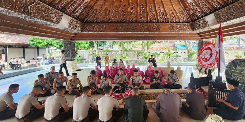 Peringati Hari Bayangkara ke-77  Kapolresta Blitar Ziarah Kebangsaan di Makam Bung Karno