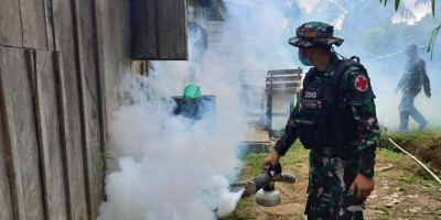 Satgas Yonif Raider 200/BN Bantu Cegah Malaria Di Kampung Hulu Atas