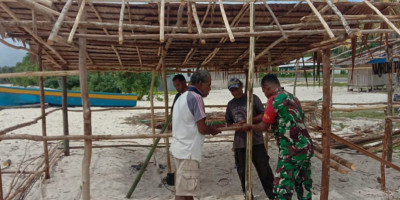 Contoh Kesederhanaan, Babinsa Posramil Warsa Bantu Warga Binaan Buat Stand Pasar