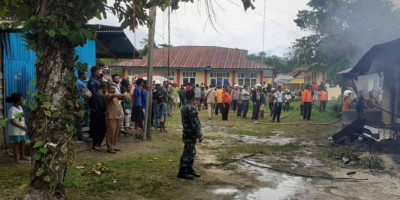 Babinsa Koramil Biak Kota Bantu Amankan Damkar Atasi Kebakaran Rumah Warga