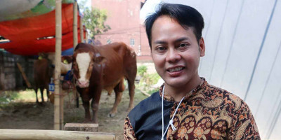 Eko Mega Bintang Kurban Sapi di Masjid Jami Al Ikhlas Kalideres Jakarta Barat