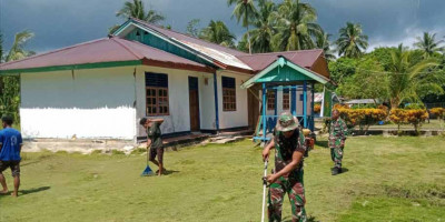 Ciptakan Tempat Ibadah Nyaman, Babinsa Bantu Warga Bersihkan Halaman Gereja Agave
