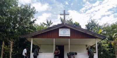 Personel Koramil 1708-05/Numfor Bersama Jemaat Laksanakan Pengecatan Gereja Katolik Santa Maria
