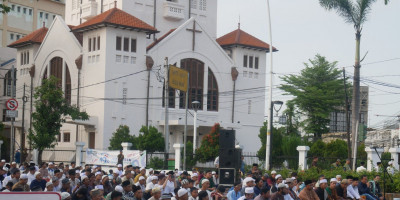 Shalat Idul Adha di depan Gereja Koinonia, Khatib: Haji Perjalanan Sosial Yang Kaya Makna