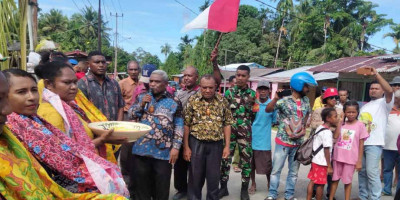Prosesi Acara Penyerahan Emas Kawin di Kampung Opiaref Dikawal Babinsa Posramil Biak Timur