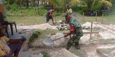 Wujud Kepedulian, Babinsa Posramil Biak Timur Bantu Warga Buat Pondasi Rumah