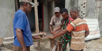 Kemanunggalan TNI-Rakyat, Babinsa Warsa Bantu Warga Merakit Besi Cor Pembangunan Gereja