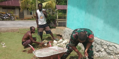 Sinergi Bersama Rakyat, Babinsa Bantu Buat Pondasi Teras Rumah Warga Binaan