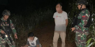 Satgas RI-MLY Yonarmed 10/Bradjamusti Gagalkan 2 WNI Tanpa Dokumen Sah  di Jalan Tikus