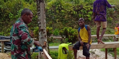 Keakraban TNI Bersama Rakyat, Babinsa Biak Barat Bantu Warga Binaan Sekap Kayu
