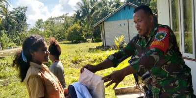 Jalin Tali Asih, Babinsa Bagikan Pakaian Layak Pakai untuk Warganya