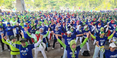 Ribuan Orang Ikut Gebyar Senam Perwatusi di Kabupaten Bandung