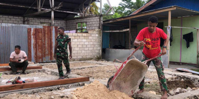 Anggota Satgas Pra TMMD Ke-117 Kodim 1708/BN Lakukan Penimbunan Pondasi Rumah