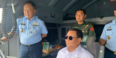 Menhan Prabowo Joy Flight Bareng Rekan Media, Jajal Pesawat C-130J Super Hercules  