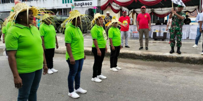 Dandim 1708/BN Hadiri Pelepasan Peserta Lomba Gerak Jalan Wos Byak dan Parade Wor Byak