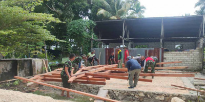 Anggota Satgas TMMD Ke-117 Kodim 1708/BN Telah Laksanakan Pemasangan Kerangka Rumah