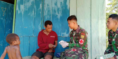Demi Kesehatan Warga, Satgas Yonif 143/TWEJ Lakukan Pengobatan Keliling di Pedalaman Papua