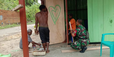 Wujud Rasa Peduli, Babinsa Supiori Utara Bantu Cat Bengkel Warga Binaannya