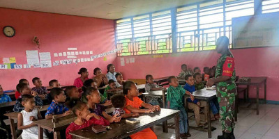 Babinsa Koramil 1708-02/Biak Utara Mengajar Anak-Anak Sekolah Minggu di Gereja Damai Nermu