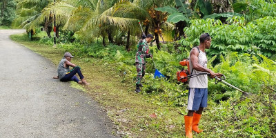 Peduli Lingkungan, Babinsa Supiori Utara Bantu Warga Binaan Bersihkan Bahu Jalan