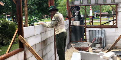 Minggu Kedua, Satgas Pra TMMD Ke-117 Kodim 1708/BN Mulai Susun Batako Dinding Rumah