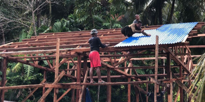 Anggota Satgas TMMD Ke-117 Kodim 1708/BN Pasang Seng untuk Atap Rumah